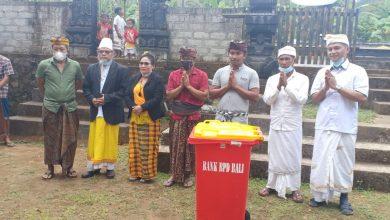 Ket Poto- Bersama Tokoh dan Ketua banjar Pura Taman Giri Putri Rinjani