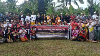 Ket-Poto. ketua ICHI, Sulinggih dan rombongan di Pura Taman Giri Putri Rinjani di desa sajang kevcamatan Sembalu Lombok Timur-NTB