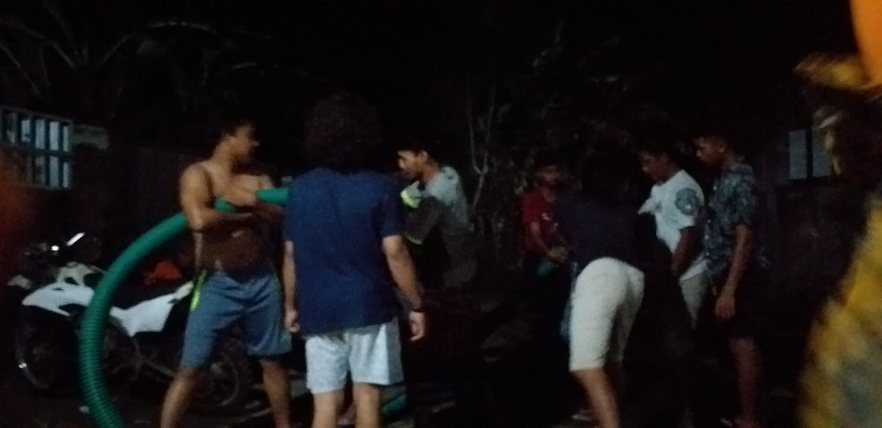Kades Gunungsari Bersama TSBD Menyedot Genangan Air Pasca Banjir 1 IMG 20211208 WA0084-JaringPos